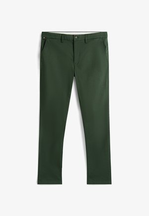 Dunkelgrüne Baumwollchinos mit geradem Bein, ausgestattet mit Fronttaschen und einem Metallknopfverschluss. Glatte Textur und dezentes Muster.