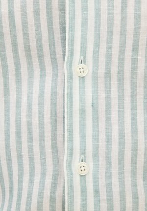 Gestreept shirt met lichtblauwe en witte verticale strepen, gemaakt van een lichtgewicht stof, met een zichtbare witte knop en gestikte details.