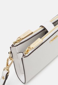 MICHAEL Michael Kors JET SET WRISTLET - Novčanik - optic white