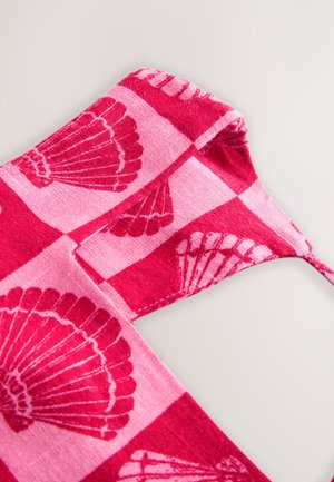 Rdeče in rožnato karo blago z vzorci školjk, verjetno del torbe ali tkanine z naramnicami ali ročajem.