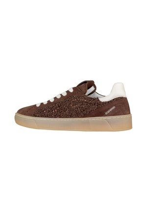 Sneaker in suede marrone con dettagli bianchi, pannello laterale testurizzato, lacci tondi, colletto imbottito e suola in gomma traslucida.