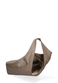 Bruine leren tote bag met een gestructureerde afwerking, open ontwerp en dubbele handvatten. Beschikt over een ruime binnenkant met een ritsvak.