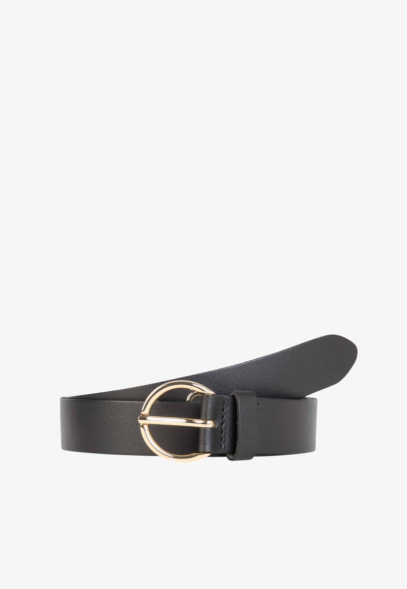 Ceinture en cuir noir avec une boucle circulaire dorée et une boucle en cuir, partiellement enroulée sur un fond blanc.