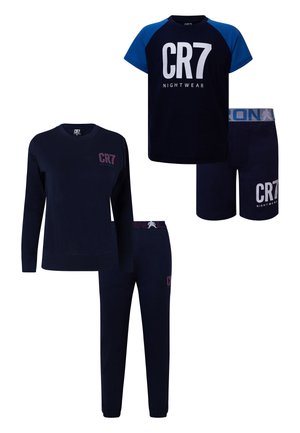 Deux ensembles de vêtements de nuit CR7 bleu marine : un avec haut à manches longues et pantalon, un avec haut à manches courtes avec manches bleues et short.