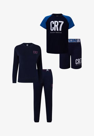Deux ensembles de vêtements de nuit CR7 bleu marine : un avec haut à manches longues et pantalon, un avec haut à manches courtes avec manches bleues et short.