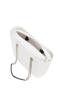 Weiße Tasche mit einem glatten, strukturierten Design. Sie verfügt über silberne Kettenhenkel, einen Reißverschlussverschluss und ein abnehmbares weißes Innenfach.