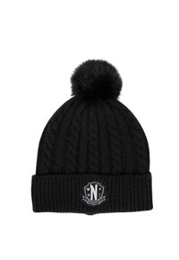 Bonnet noir en tricot avec un motif torsadé texturé, surmonté d'un pompon duveteux. Comprend un patch avec une lettre stylisée et un emblème.