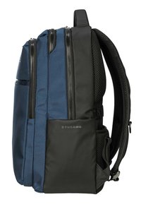 Zaino con tessuto blu e nero, tre scomparti con zip, imbottitura in rete sul retro, tasca laterale e dettaglio con logo sulla parte anteriore.