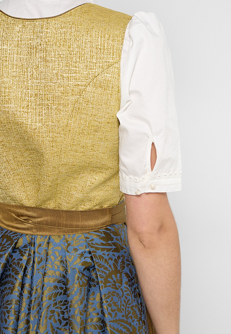 Traditionelles Kleid mit einem goldstrukturierten Oberteil, weißen Ärmeln mit Knopfakzenten und einem blauen Rock mit detaillierten Blumenmustern.