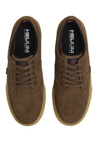 Chaussures en cuir suédé brun avec un bout arrondi, un laçage à cinq œillets et des semelles en caoutchouc beige clair. Dotées d'une doublure en textile et de semelles intérieures avec logo.