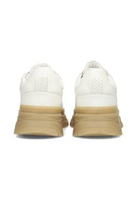 Sneaker bianchi in pelle con una suola spessa beige, caratterizzati da un pannello posteriore testurizzato e dettagli cuciti per una maggiore durata.