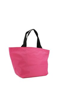 Borsa a tracolla rosa realizzata in materiale resistente e liscio. Presenta due manici in tessuto nero. Design con apertura ampia per un facile accesso.