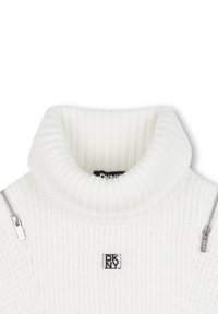 Weißer gerippter Rollkragenpullover mit DKNY-Logo-Patch in der Mitte und silbernen Reißverschlussdetails an beiden Schultern.