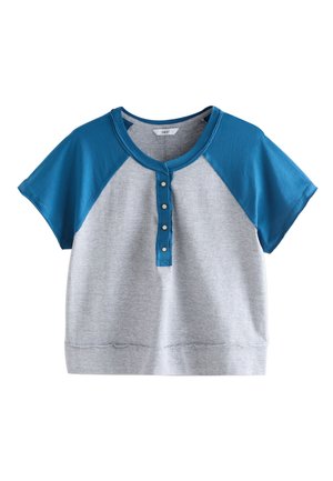 T-shirt gris à manches courtes avec un col rond sarcelle, une patte de boutonnage, et des manches raglan contrastantes. Tissu en coton doux avec une coupe décontractée.