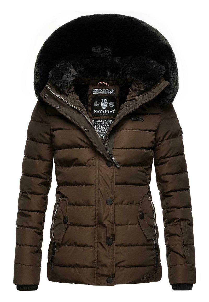 Brun pufferjakke med en sort faux fur-fyldt hætte. Har lynlås- og knaplommer, kviltet tekstur og et logo-patch.