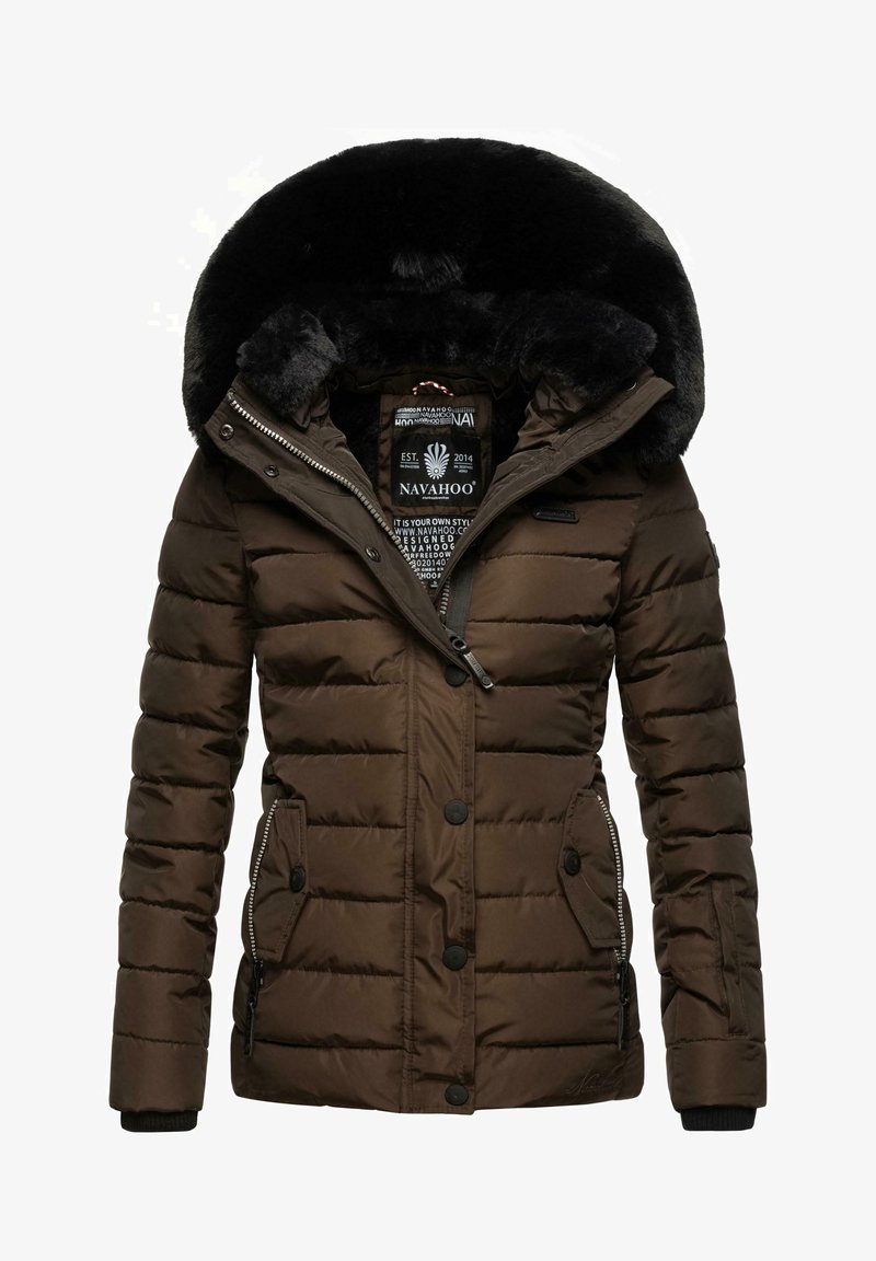 Brun pufferjakke med en sort faux fur-fyldt hætte. Har lynlås- og knaplommer, kviltet tekstur og et logo-patch.