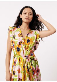 Blumen-Wickelkleid mit Rüschensäumen, das ein lebhaftes Muster aus pinken, orangenen und grünen Blumen auf einem hellen Hintergrund zeigt.