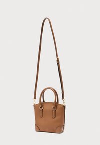 Καφέ δερμάτινη τσάντα χειρός με δομημένο σχήμα, κοντές λαβές και αποσπώμενο ιμάντα ώμου. Διαθέτει κλείσιμο με φερμουάρ και εξαρτήματα σε χρυσό τόνο.