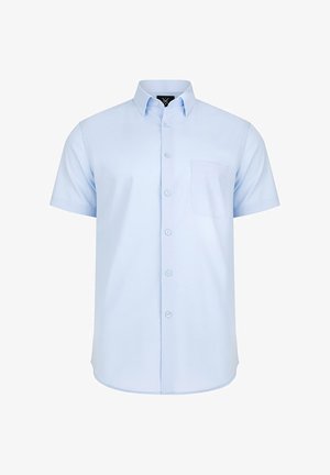 Jasnoniebieska koszula z krótkim rękawem, wykonana z gładkiego materiału, z zapinaniem na guziki z przodu i jedną kieszenią na piersi z zaokrąglonym dołem.