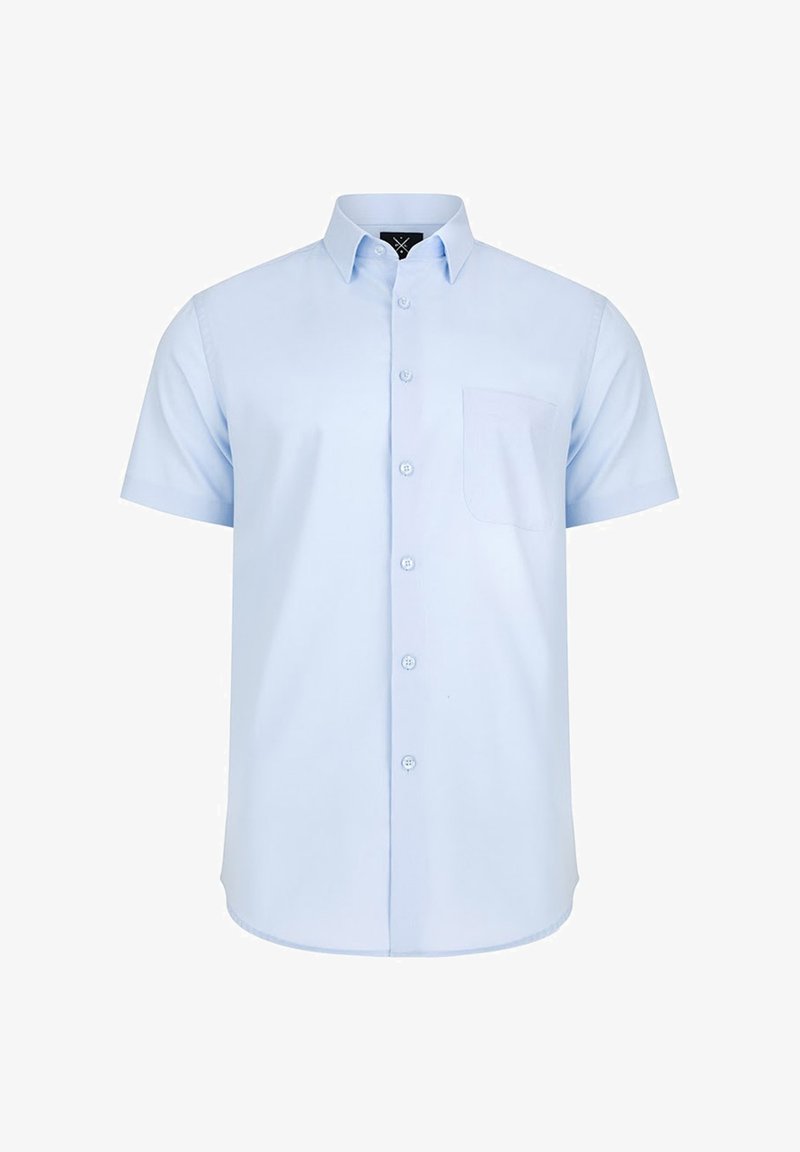 Jasnoniebieska koszula z krótkim rękawem, wykonana z gładkiego materiału, z zapinaniem na guziki z przodu i jedną kieszenią na piersi z zaokrąglonym dołem.