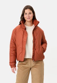 Roestkleurige pufferjack met een hoge kraag, diamantvormig quiltpatroon, drukknoopsluiting en zijzakken. Warm, geïsoleerd materiaal.