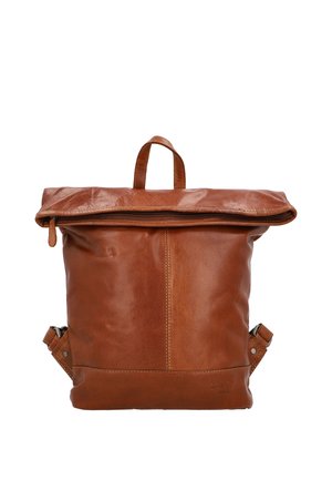 Brun læderrygsæk med lukning øverst med foldet lynlås, justerbare remme og et bærhåndtag mod en hvid baggrund.