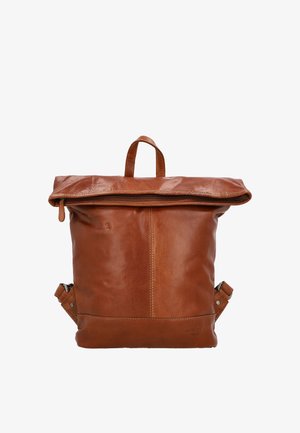 Bruine leren rugzak met een opgevouwen ritssluiting aan de bovenkant, verstelbare bandjes en een draaghandvat tegen een witte achtergrond.