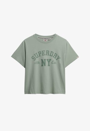Lys grøn kortærmet bomulds t-shirt med fed "SUPERDRY" tekst og "NY" under. Løs pasform, rund hals og klassisk design.