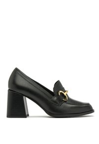Czarne skórzane loafersy na blokowym obcasie z okrągłym noskiem, z akcentem w postaci złotego zapięcia oraz teksturowanym przeszyciem na górnej części.