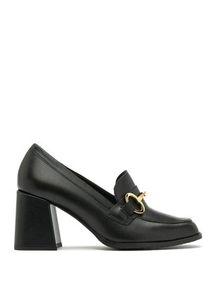 Czarne skórzane loafersy na blokowym obcasie z okrągłym noskiem, z akcentem w postaci złotego zapięcia oraz teksturowanym przeszyciem na górnej części.