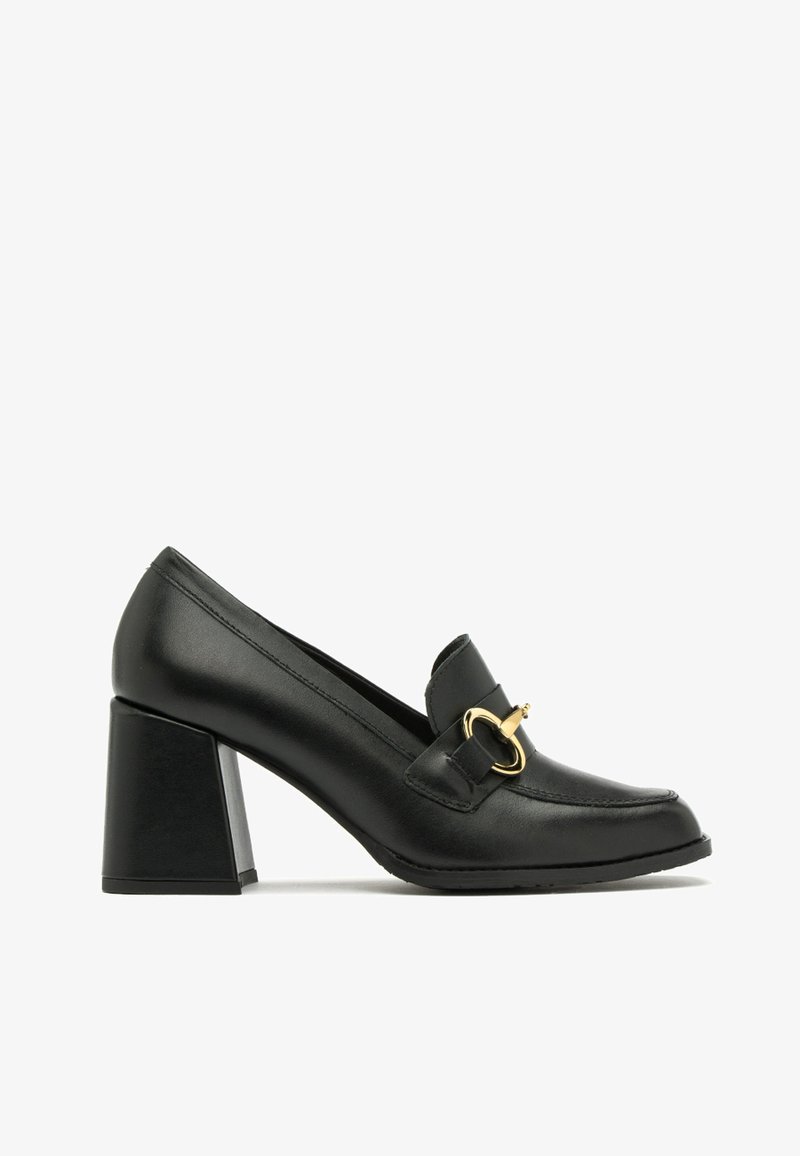 Czarne skórzane loafersy na blokowym obcasie z okrągłym noskiem, z akcentem w postaci złotego zapięcia oraz teksturowanym przeszyciem na górnej części.