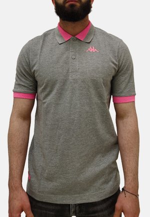 Polo shirt grigio a maniche corte con colletto e polsini rosa, dotato di patta con bottoni e piccolo logo sul petto. Tessuto misto cotone.