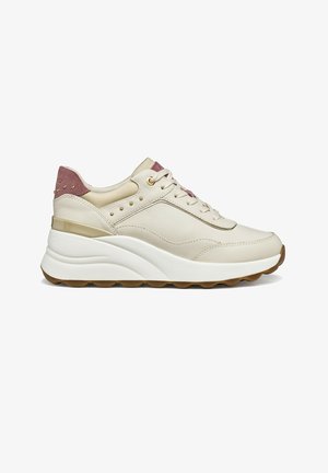 Sneaker in pelle beige con finitura texturizzata, dettagli dorati, tallone in suede marrone scuro e suola esterna bianca spessa con battistrada a motivo.