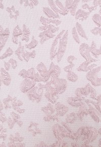 Textilní látka v světlé růžové barvě s vzorovanými květinovými motivy. Měkká textura s jemným leskem, obsahující různé tvary a detaily listů.