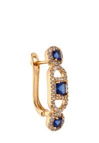 Guldtonede hoop øreringe med tre blå sten, to cirkulære og en kvadratisk, omkranset af små klare krystaller; glat overfladetexter.