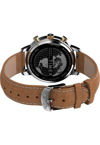 Orologio Timex con cassa in acciaio inox argento, cinturino in pelle marrone, dettagli dorati e retro inciso in nero con una mappa del mondo.