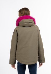 Parka verde oliva con un colletto in pelliccia sintetica rosa, dotata di cappuccio e maniche lunghe. Design semplice e senza cuciture con un orlo leggermente arrotondato.