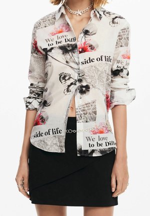 Camicia button-up in tessuto leggero e trasparente con un collage di stampe floreali, farfalle e testo in nero e rosso su sfondo bianco.