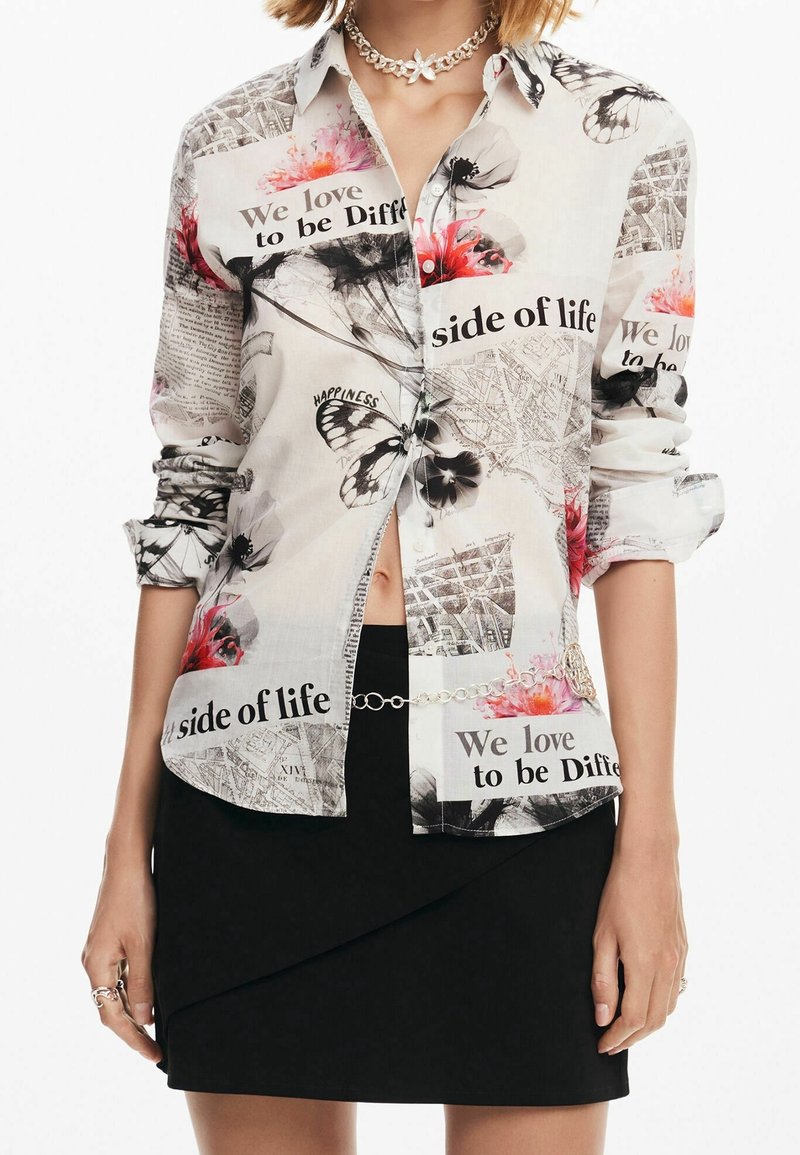 Overhemd met knoopsluiting van doorschijnende, lichte stof met een collage van bloemprints, vlinders en tekst in zwart en rood op een witte achtergrond.