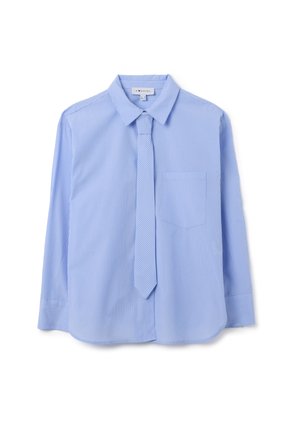 Camicia a righe blu chiaro con maniche lunghe, colletto, tasca sul petto e una cravatta coordinata. Tessuto morbido con una consistenza liscia.