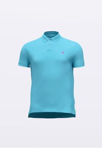 Turkizna polo majica iz bombaža. Ima ovratnik, kratke rokave, trojni gumb zadaj in majhen roza logotip na levi prsni strani.