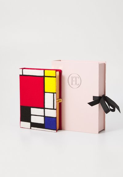 Quaderno in feltro rosso e nero con motivi geometrici gialli, blu, bianchi e neri; chiusura con clip dorata; accompagnato da una scatola regalo rosa con un nastro.