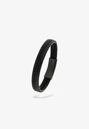 Schwarzes geflochtenes Lederarmband mit einem glatten Magnetverschluss, dargestellt schwebend vor weißem Hintergrund.
