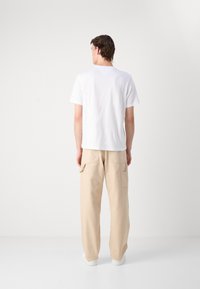 Tommy Hilfiger CHEST STRIPE TEE - T-shirt con stampa - white