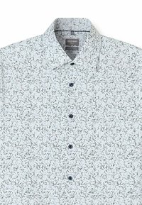 Weißes Hemd mit floralem Blattmuster, das hellblaue und grüne Akzente aufweist, mit Knopfverschluss und klassischem Kragen.