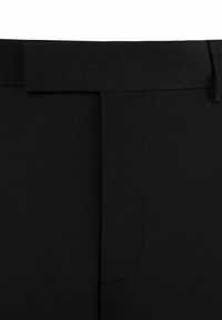 Zwarte broek met een gladde textuur, een op maat gemaakte tailleband en een flat front ontwerp met een zijzak en subtiele stikseldetails.