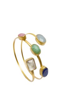 Złota bransoletka bangle z pięcioma kolorowymi kamieniami szlachetnymi: różowym, zielonym, niebieskim oraz dwoma przezroczystymi. Gładkie, wypolerowane kamienie osadzone w fakturowanym metalu.