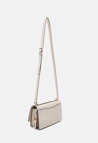 COACH LUXE REFINED BANDIT SHOULDER  - Taška s příčným popruhem - ivory