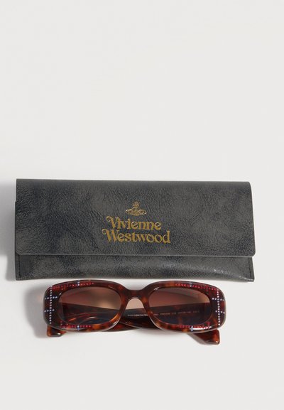 Lunettes de soleil rectangulaires en écaille de tortue avec des accents de strass rouges et blancs, placées sous un étui noir Vivienne Westwood avec un lettrage doré.