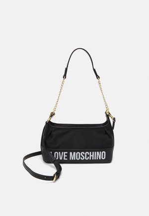 Borsa a spalla nera con tracolla in oro e manico in pelle removibile. Presenta la scritta "LOVE MOSCHINO" stampata in bianco sulla parte anteriore.